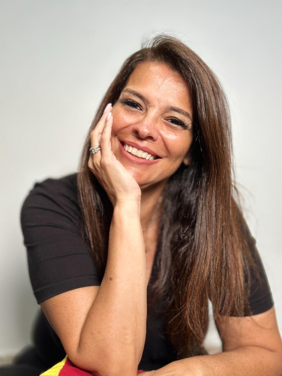 Andréa Peixoto sorrindo