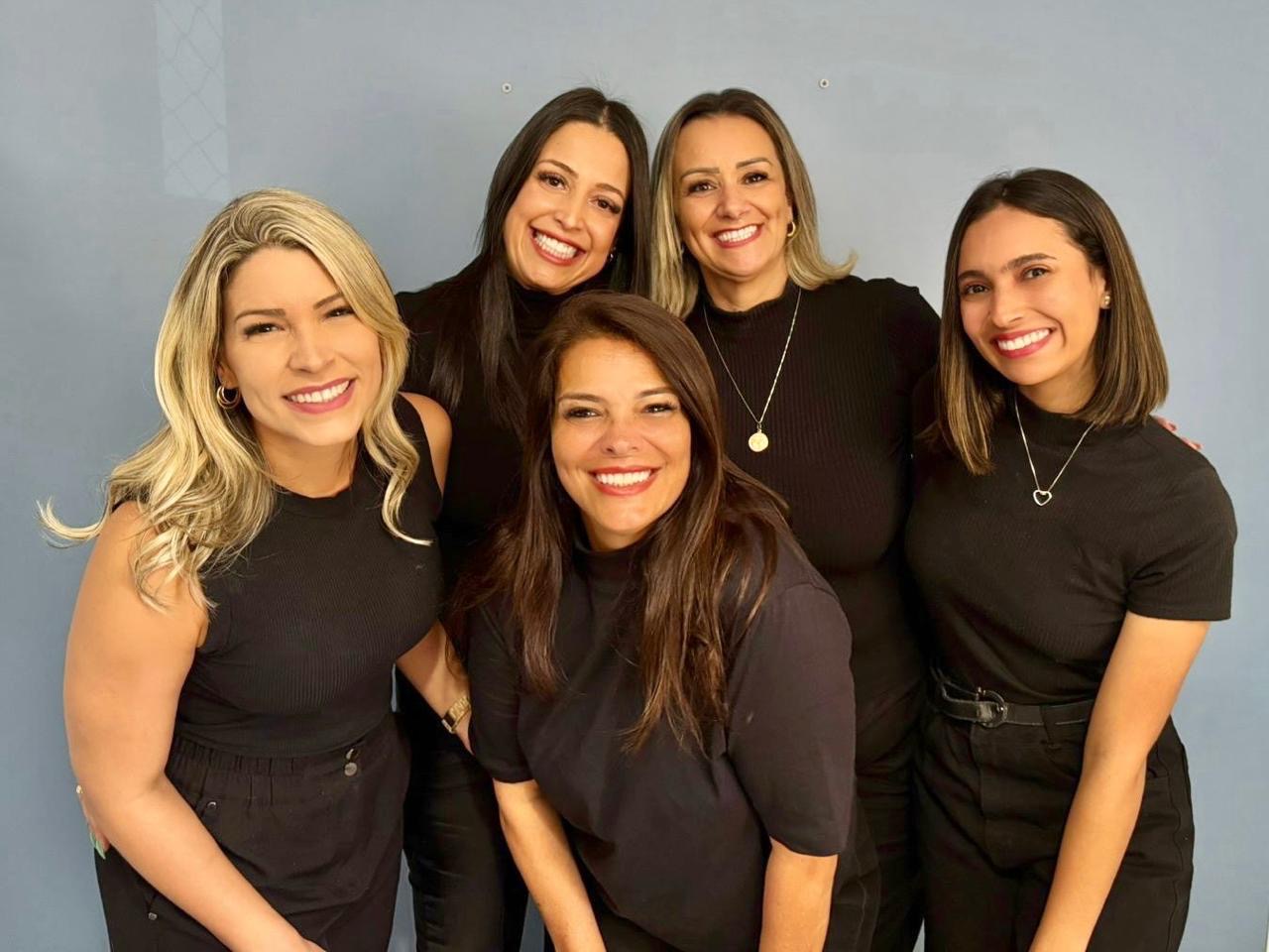 Equipe de profissionais da clínica Andréa Peixoto reunida